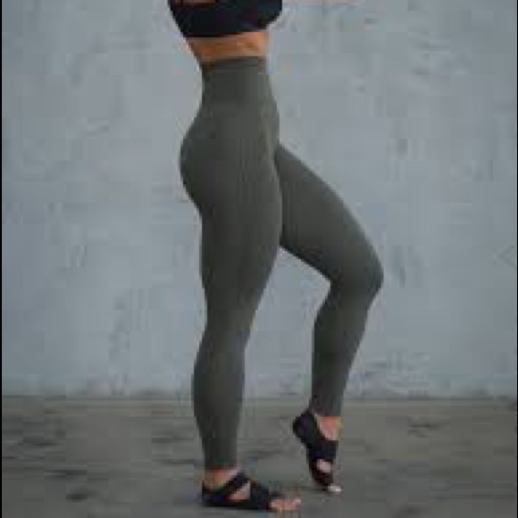 🍑Discontinued Army Green Bombshell Sexy Back Leggings🍑 - Picture 4 of 4